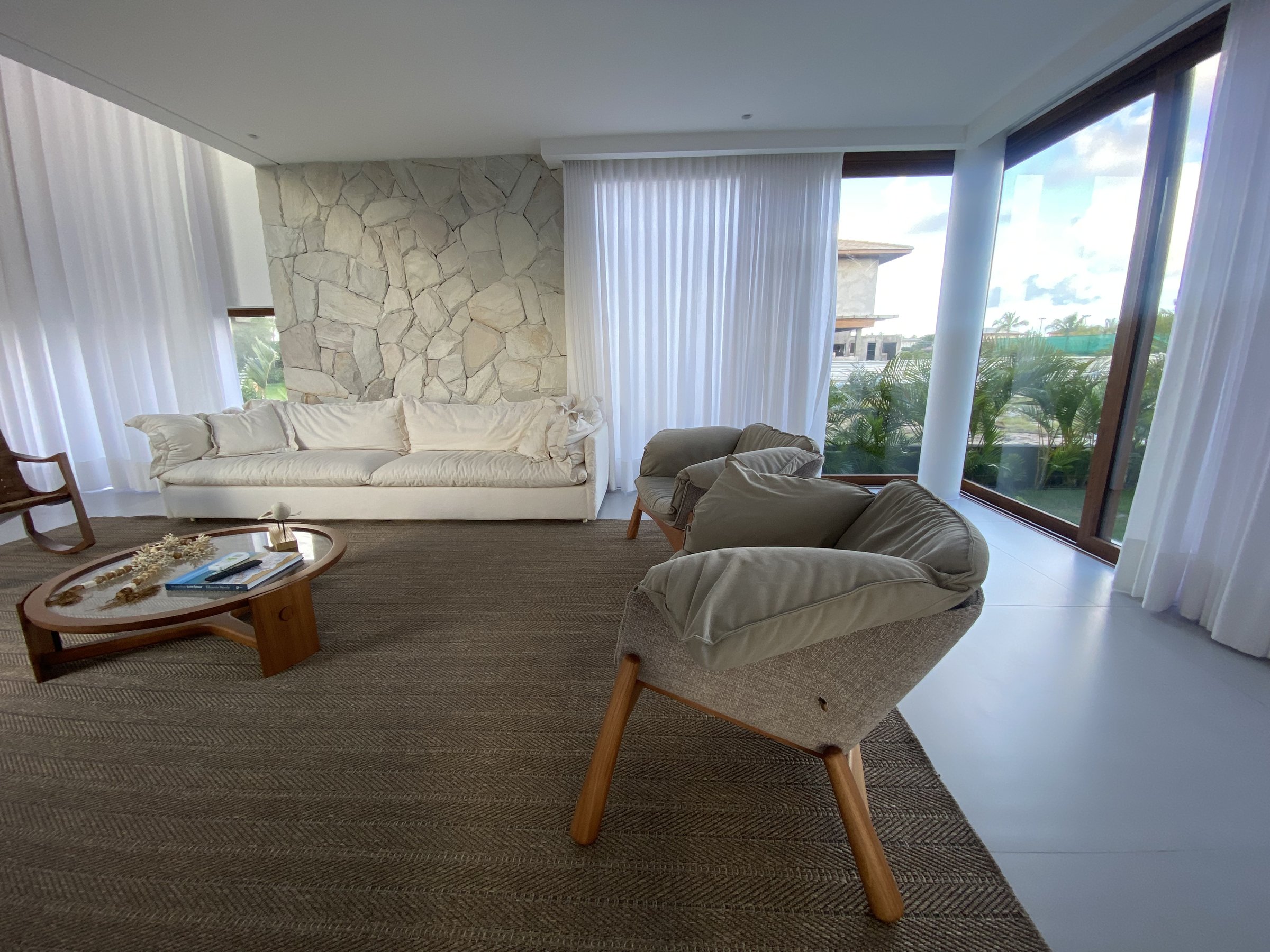 Sala de estar PalmView com sofá branco