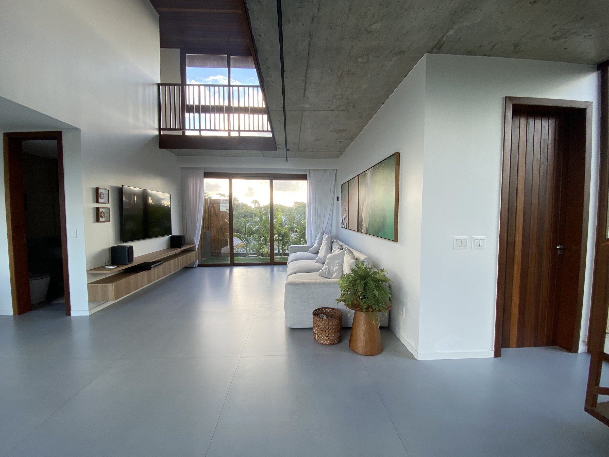 Sala de estar da casa PalmView com pé direito duplo