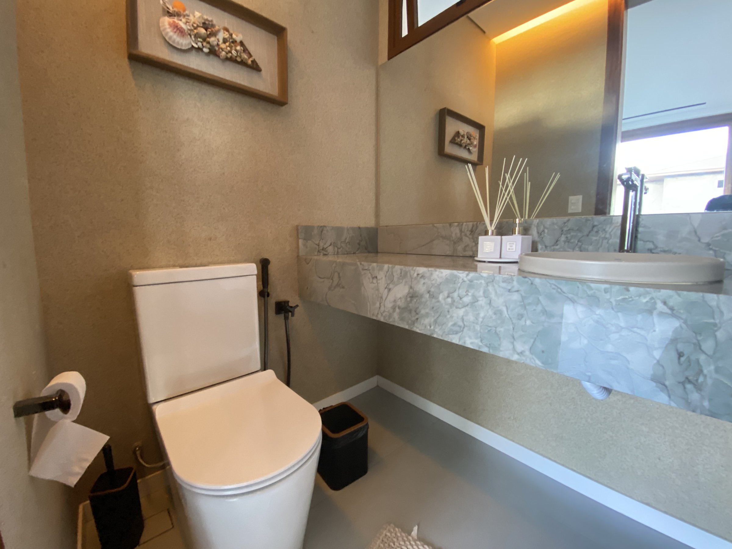 Lavabo PalmView com bancada em pedra