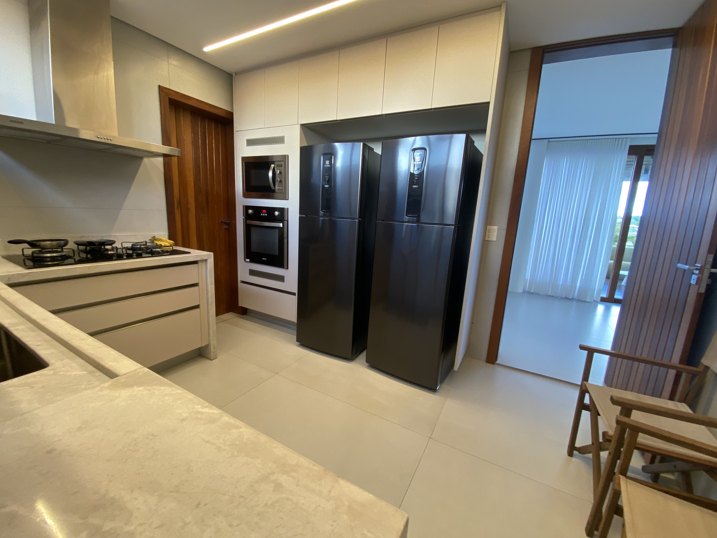 Cozinha equipada vista lateral