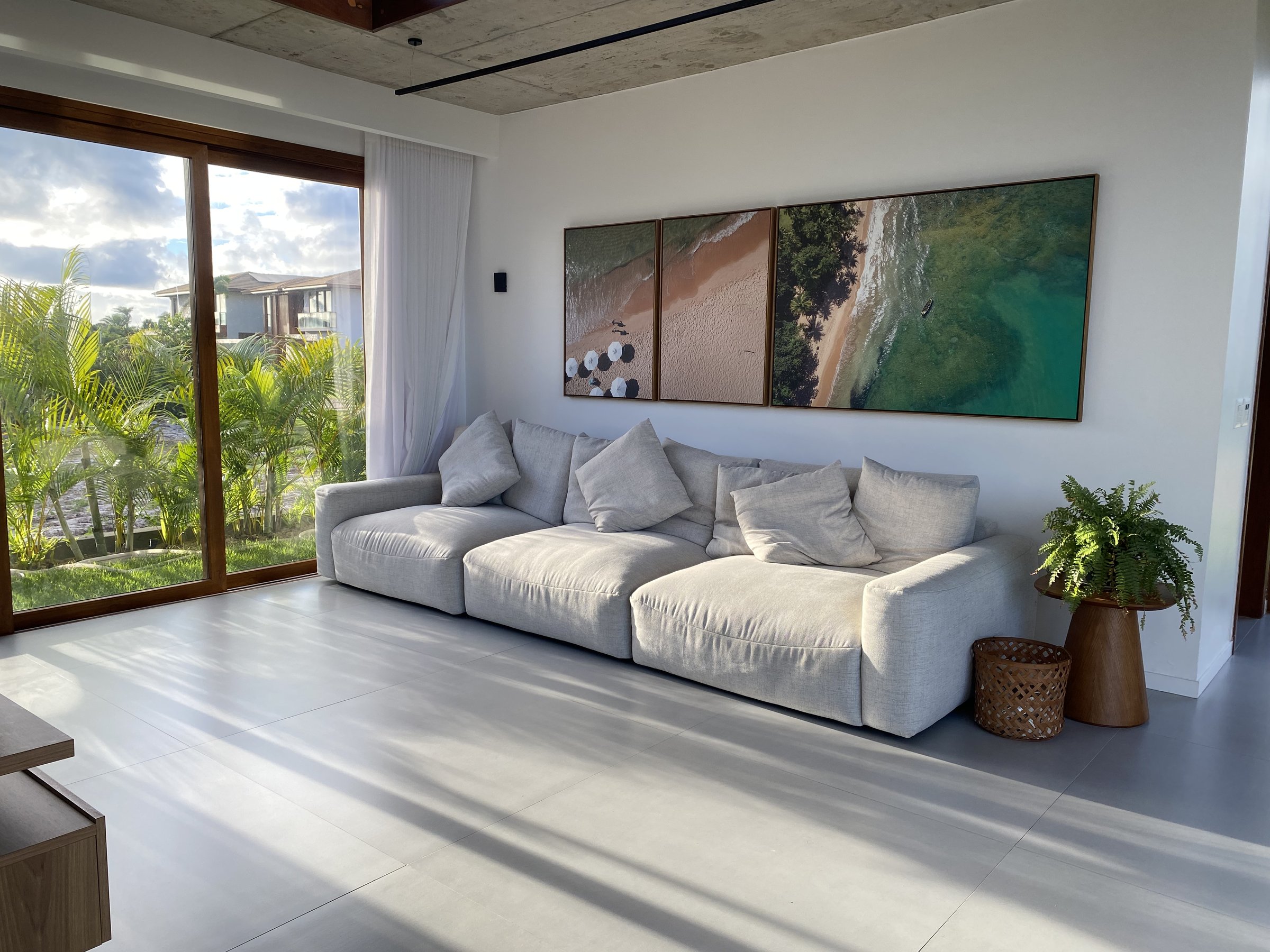 Sala de tv com vista para o jardim