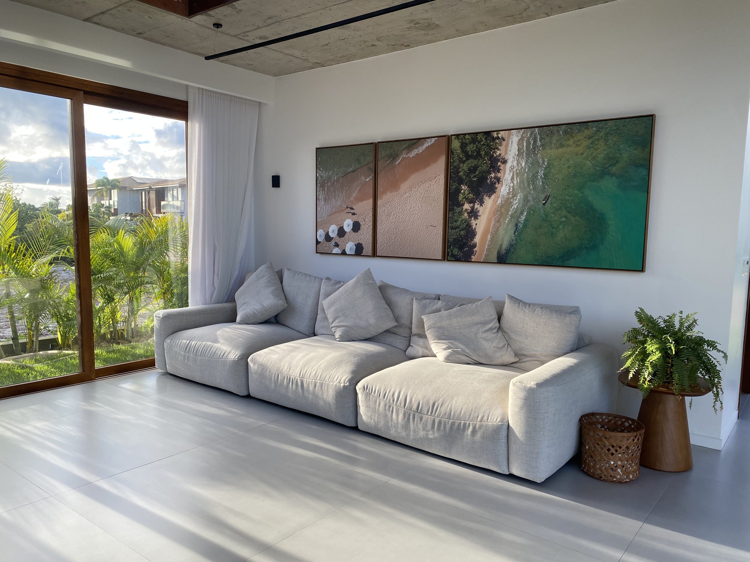 Sala de tv com quadros aéreos