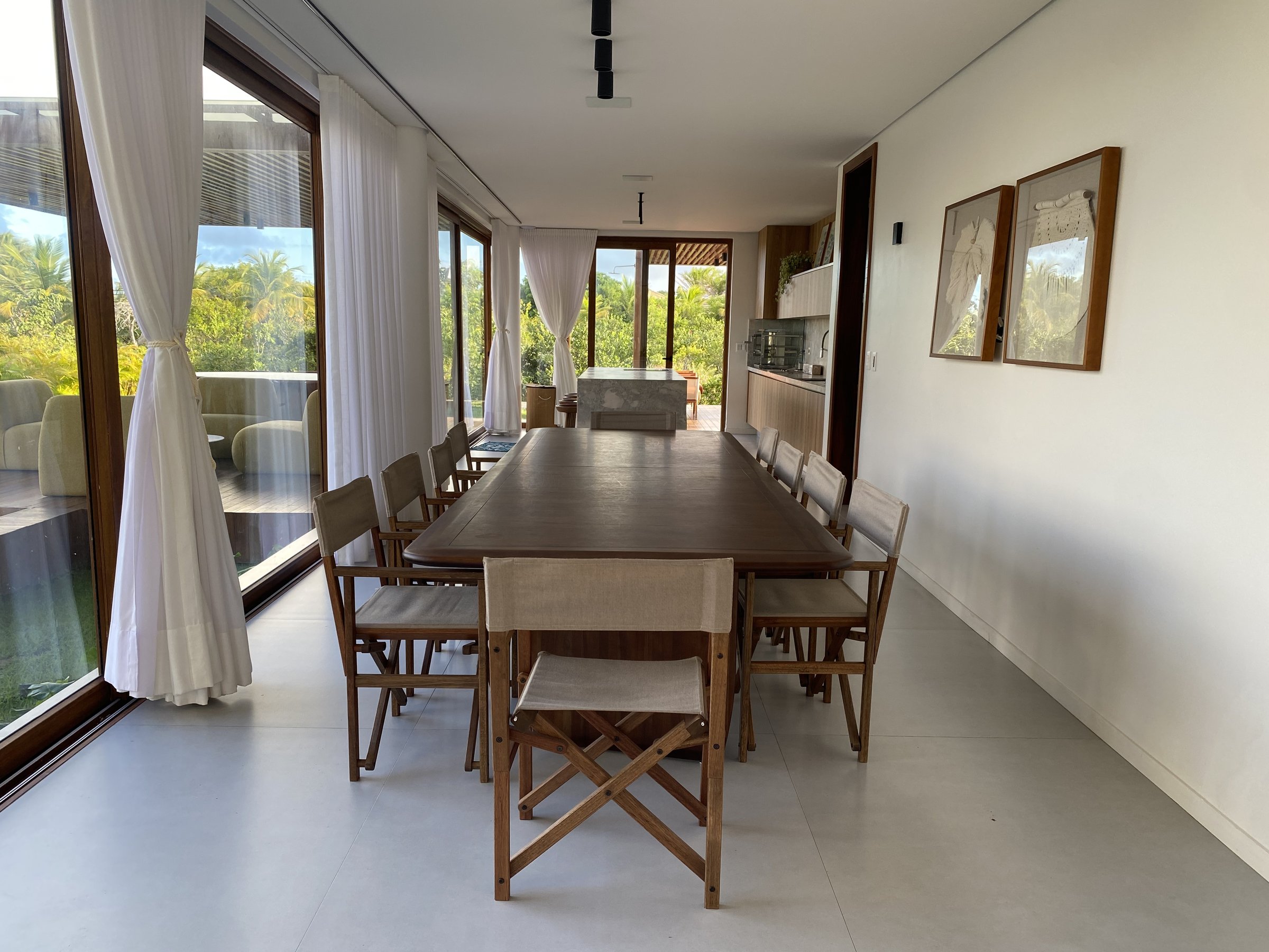 Mesa de jantar e parede em pedra