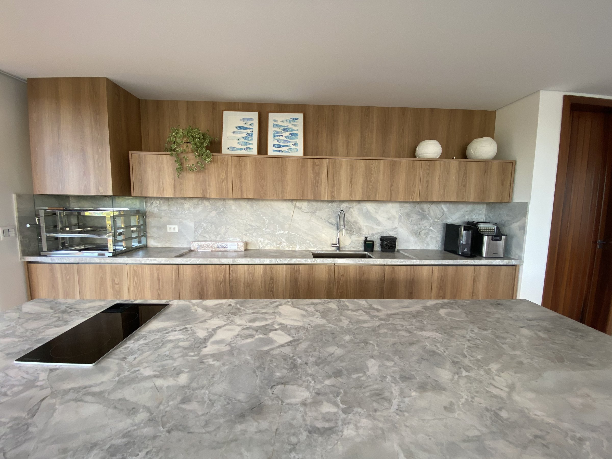 Cozinha gourmet com ilha de pedra natural